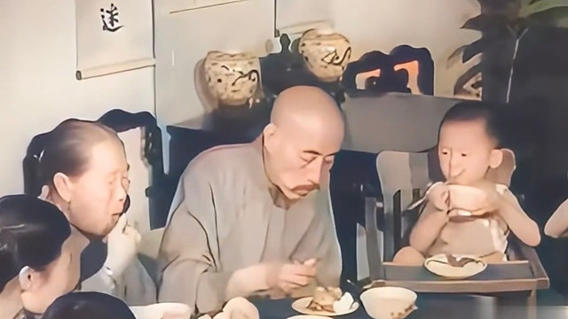 1948年民国教授武兆发一家用餐的真实影像，一家十一口，却只有三个菜