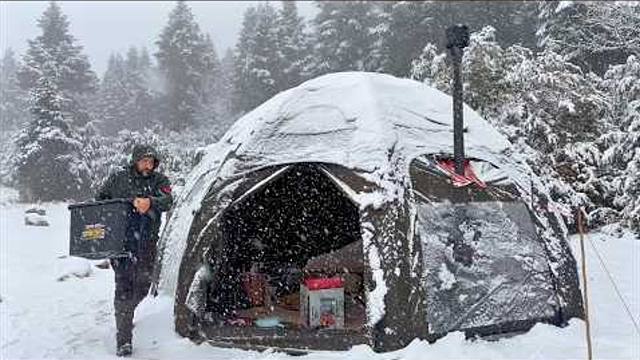 俄罗斯果然是战斗民族，天降大雪不仅不怕冷，反而在野外极地开心的露营