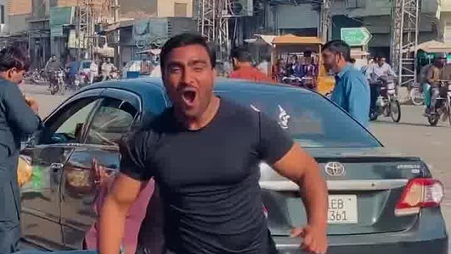 老外整蛊懵成球