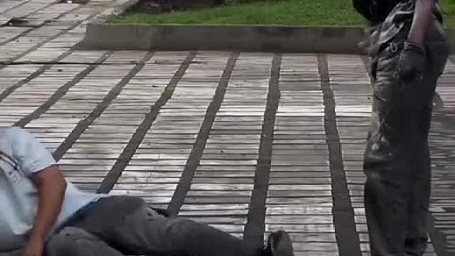 意外老外恶搞对方懵圈了