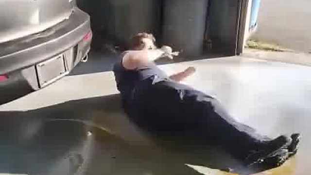 老外疯狂表演，笑到笑到瘫痪