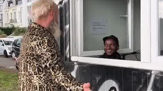 笑不活了！老外超绝搞笑