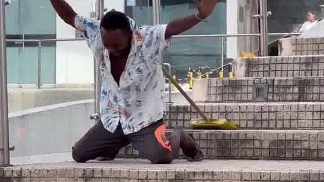 老外整蛊懵脱臼