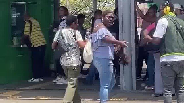 上头！老外恶搞笑懵众人没脾气