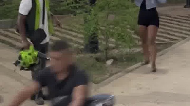 高能！老外恶搞懵到大脑宕机