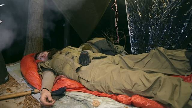 零下-4℃，女孩也不怕树林里有坏人，背着个睡袋在山林里野营