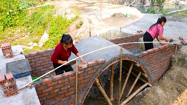 民间手艺人这番巧妙建造传统拱桥的独特方式，真是简便快捷又实用