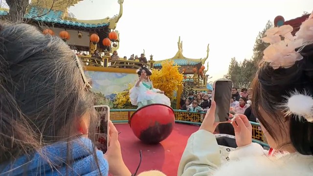 为何女摸女的会觉得好玩，为何男摸男的会打架？