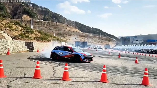 赛车级的换挡拨片，燃油车独有的顿挫及回火