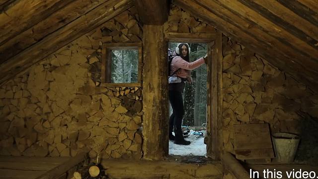 零下十几度的白雪森林，女孩幸运的发现了间雪屋，里面简直太温馨了