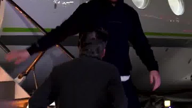 抵达洛杉矶！东契奇比LA，跟佩林卡合影