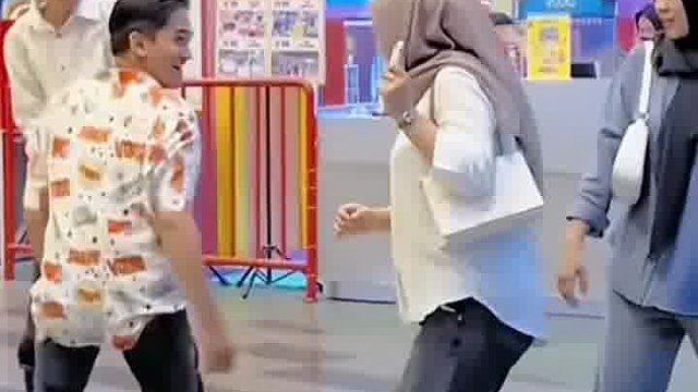 老外笑到脸部变形