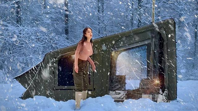 超级暴风雪，躲在一顶热帐篷里露营是种什么体验，这感觉太幸福了