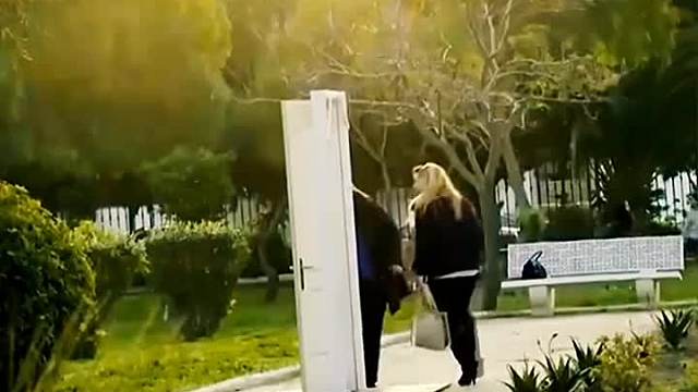 老外笑到膝盖软