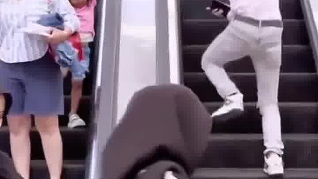 老外笑到骨骼咯咯响