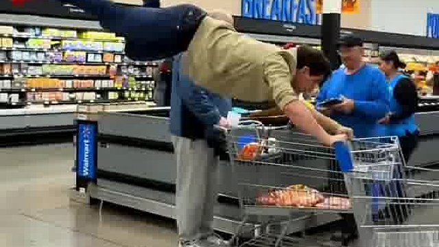 老外笑到肩胛骨疼