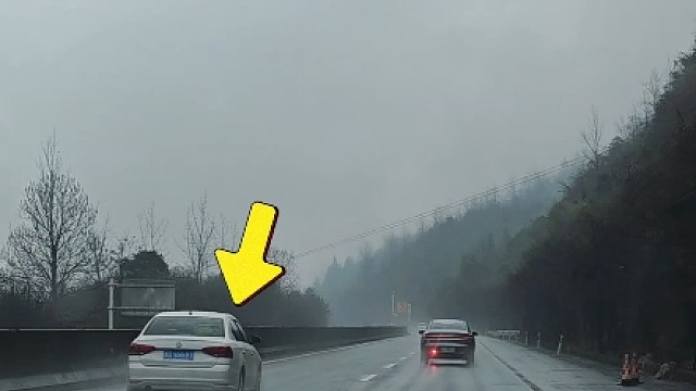 新手上路不懂开灯光，雨雾天气开雾灯还是双闪灯？