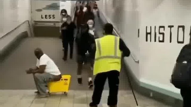 老外笑到养花技术差