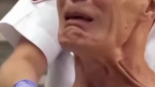 老外笑到腿打颤