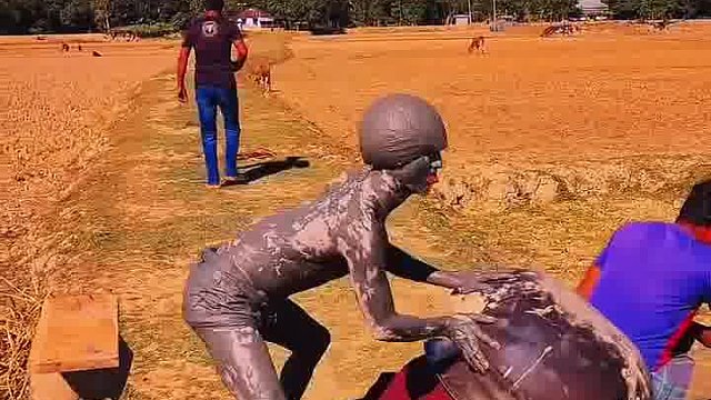 阿三怪举笑到礼仪废