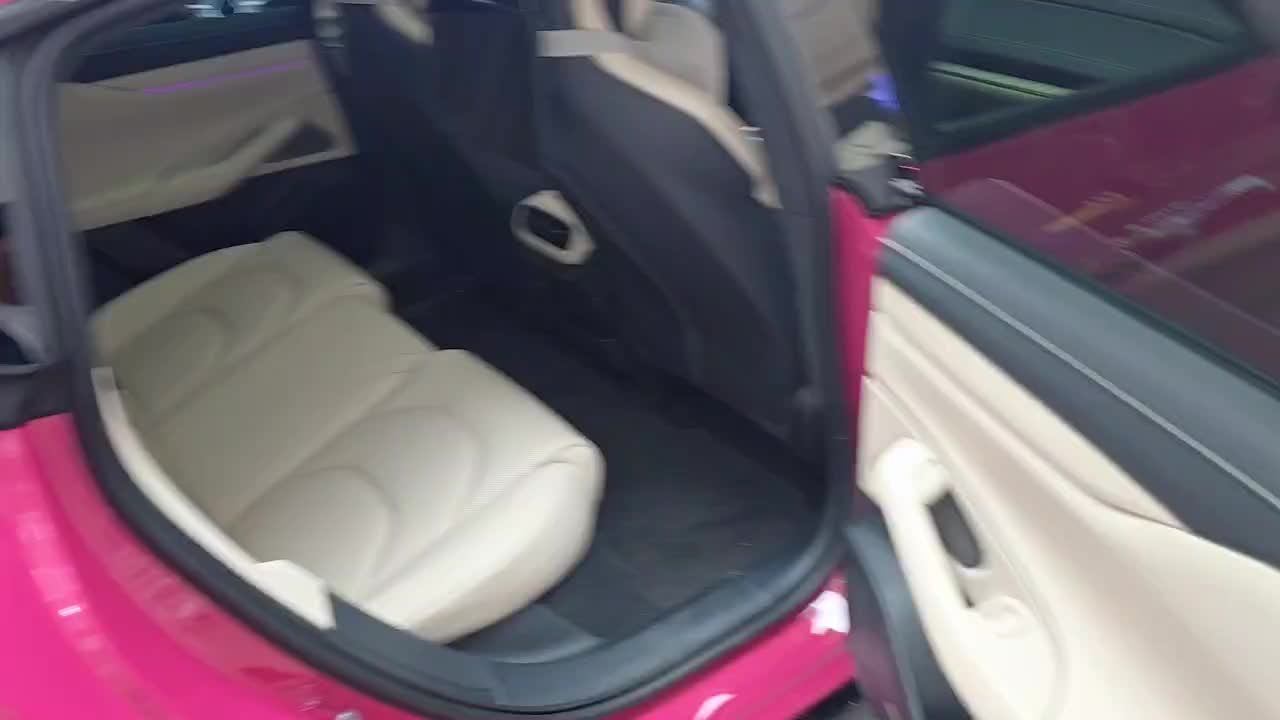 小米su7的新款配色看着不错啊，带兄弟们体验一下！