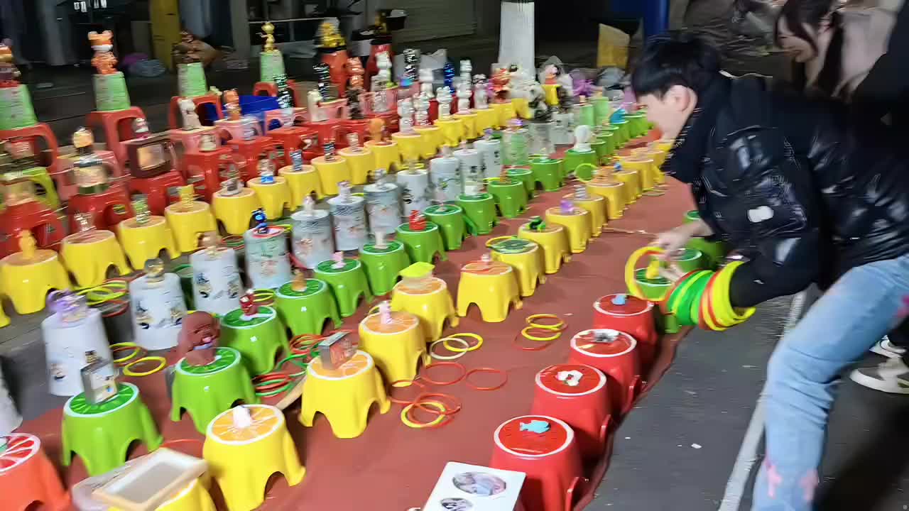 在街头玩会儿套圈，兄弟们猜猜我能套中几个？