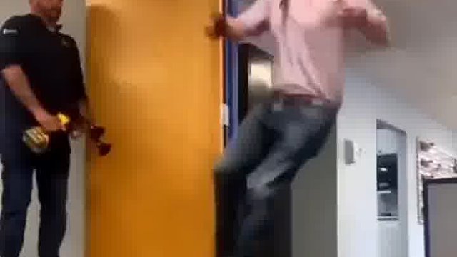 老外笑到脚趾疼