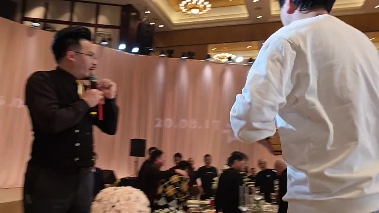 婚礼现场和主持人猜拳赢红包，兄弟们猜猜我赢没赢？