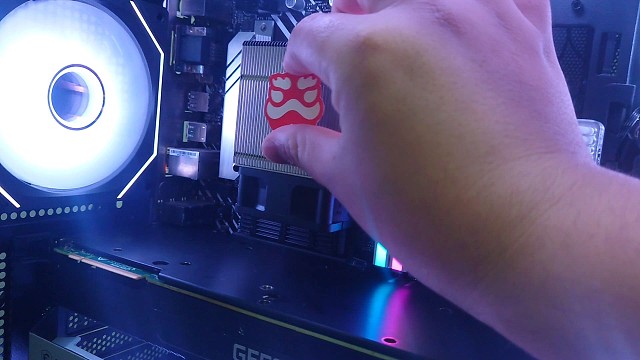 这散热器不贴一些东西有点可惜