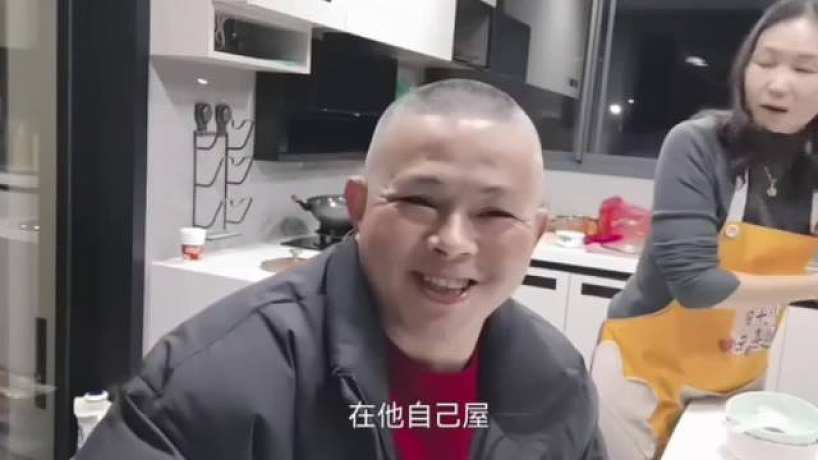 一諾爸爸真的好寵他：一諾的手是來打游戲的，不能讓他洗碗。專業(yè)的事情交給專業(yè)的人來做，洗碗交給叔叔阿姨