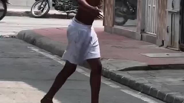 牛！老外玩法轻松拿捏笑点