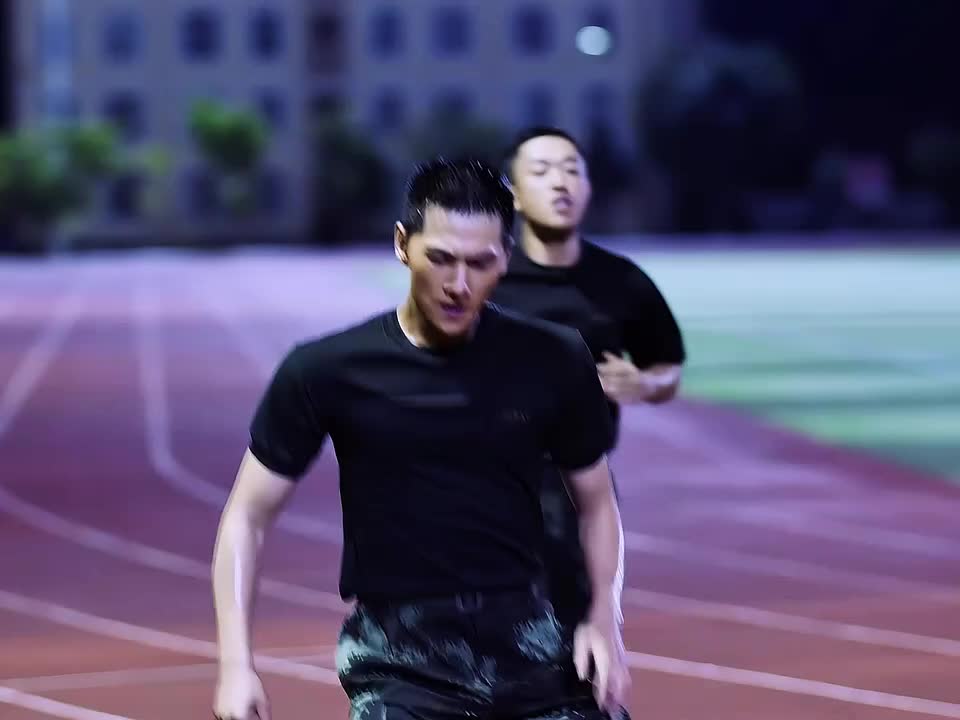 新兵入伍的第一天竟自称连长挑战刺头老兵