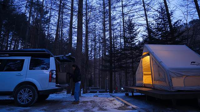 雪山脚下，深林小屋，煎饼米酒美食相伴！暴雪露营 / 冬季野营 / 路虎玛丽