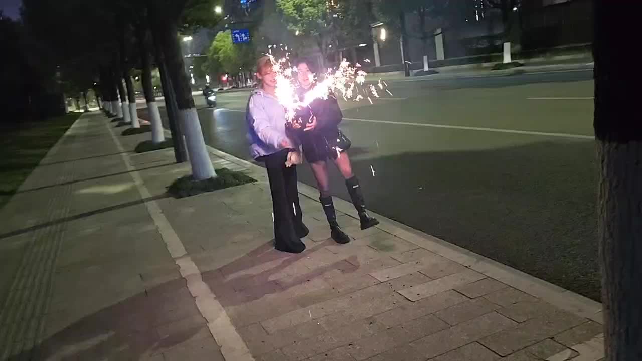 【子圣-798】女孩子玩起烟花也这么癫吗