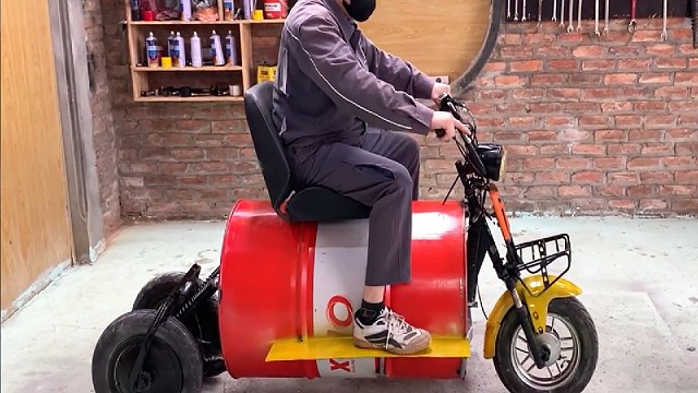 巧妙废物利用旧铁桶创意打造灵活骑行的电动车