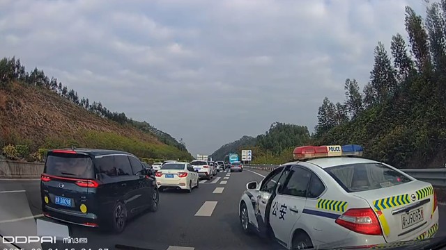 你这不是走应急车道，你这是在他头上拉