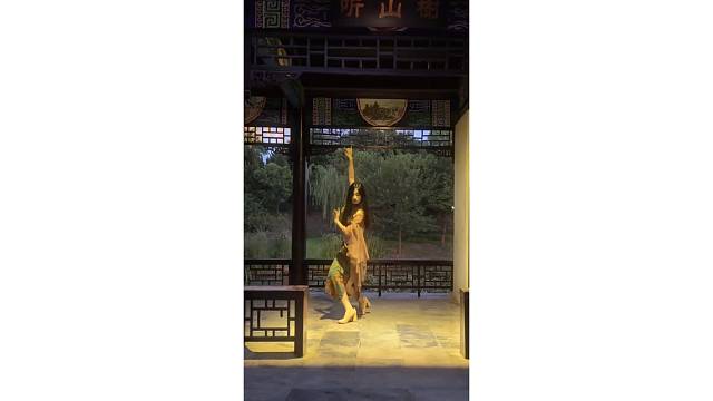 旗袍美女像是穿越了时空