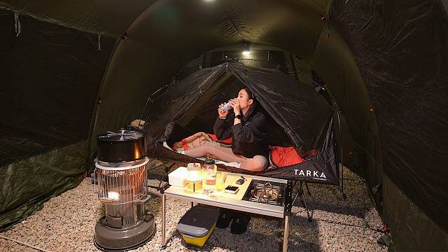 使用无电风扇和内帐来温暖冬季露营