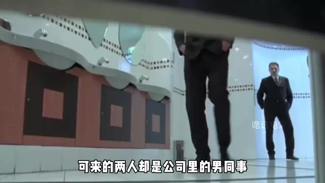 女人被困在厕所，把头塞进门缝向外钻