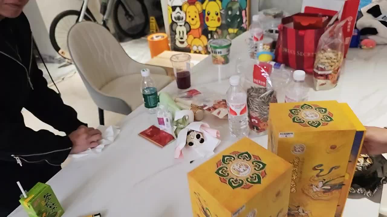 【子圣-798】我帮童哥给酷哥带两瓶酒，酷哥的回礼再让我带给童哥？