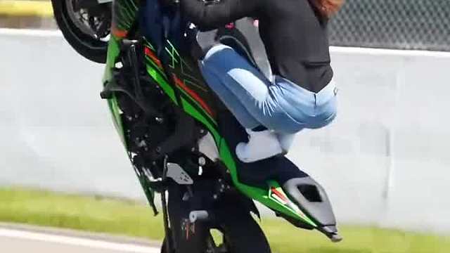 摩托车特技表演