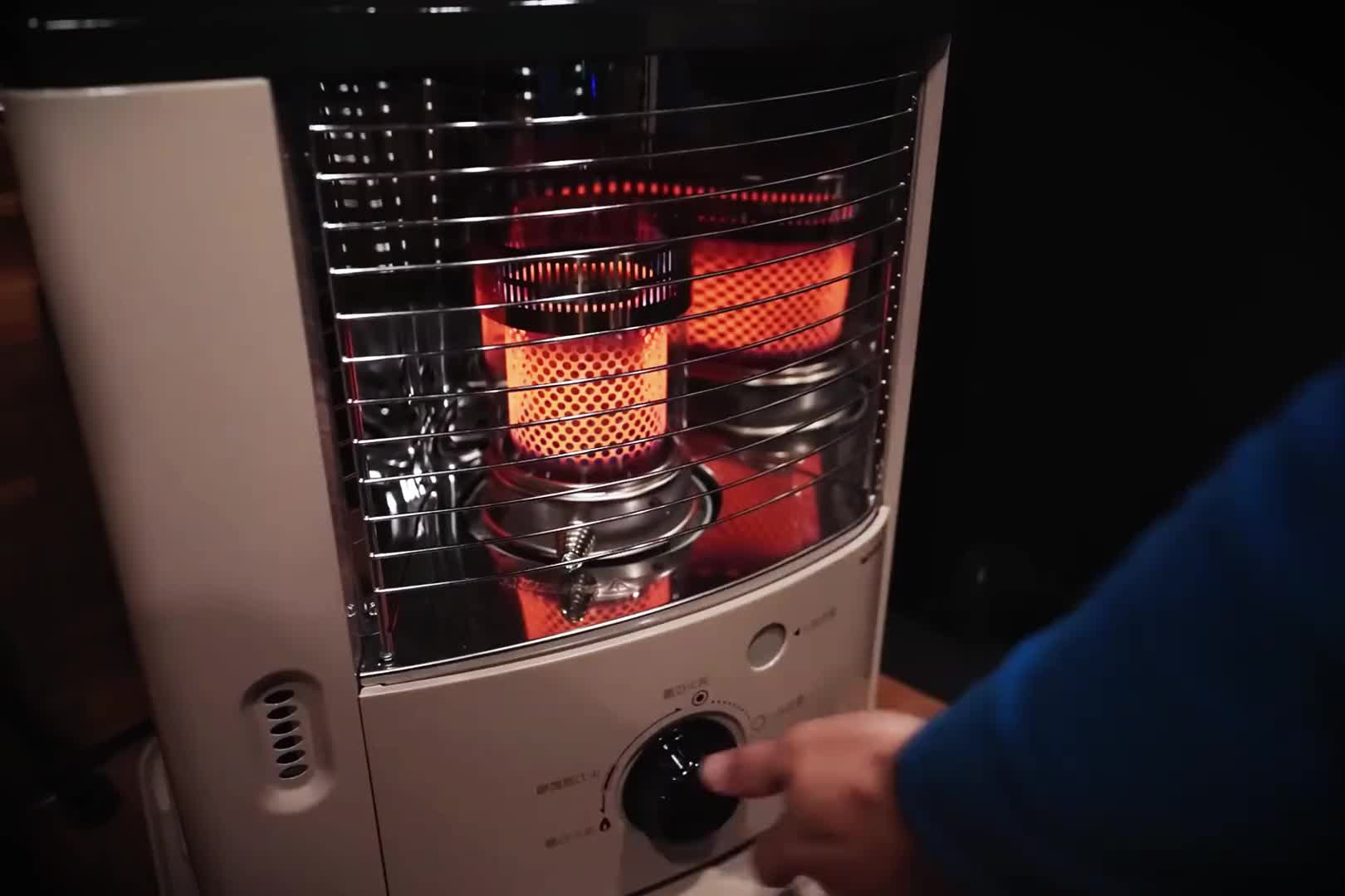 第2集：男人在雪地森林中驾驶自制的房车惬意露营