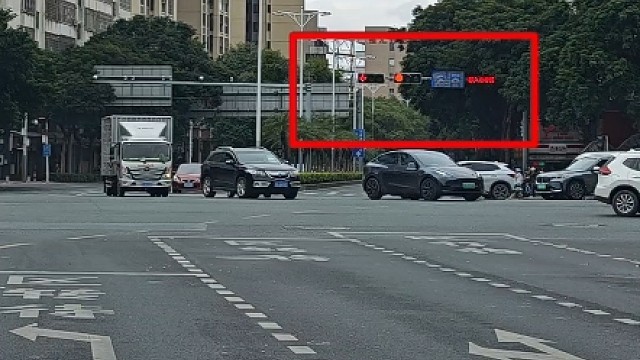 红绿灯路口，直行带走区和左转待转区怎么走？