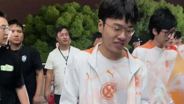 和豆子握手时才意识到酷偕哭了，真是让人受不了。​​​