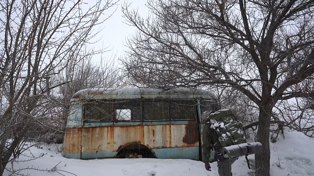 寒冷刺骨的荒野山林，发现一截废弃车厢，打开一看才发现是温暖居所