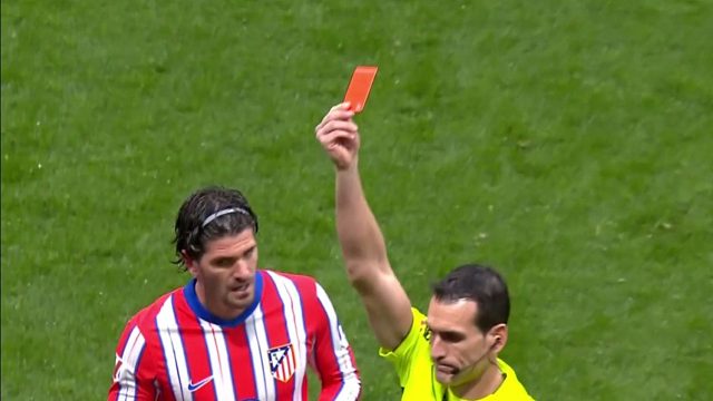 是竞争对手也是难兄难弟！皇萨竞三队一起吃红牌