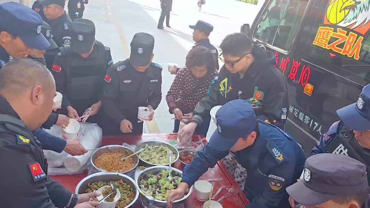 【集梦会长】广墨等不及会长的肉菜，直接干了两碗工作餐？