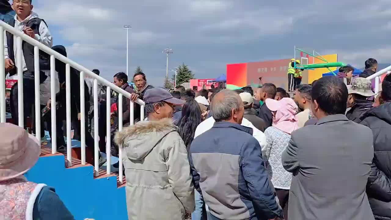 【集梦会长】村里打球氛围感拉满，广墨现场采访村里的美女