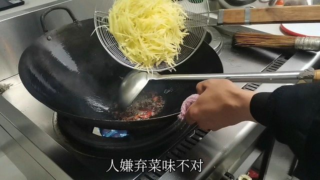 客人嫌弃菜味不对，非要亲自下厨，还说让大厨看看什么才叫真本事