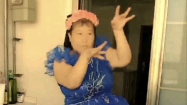 楚楚大美人打起了螳螂拳